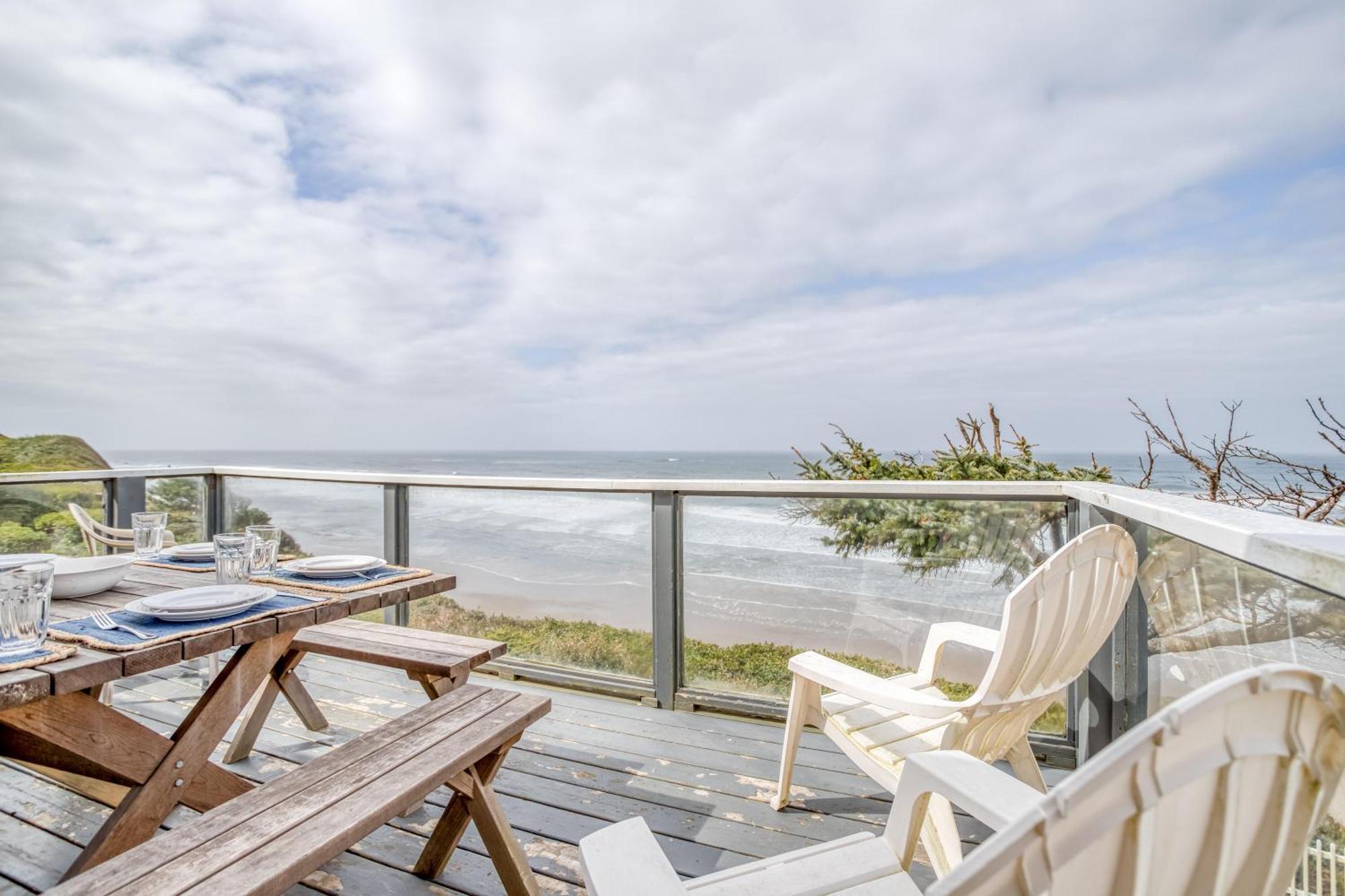 Above The Beach Lincoln City Exterior photo