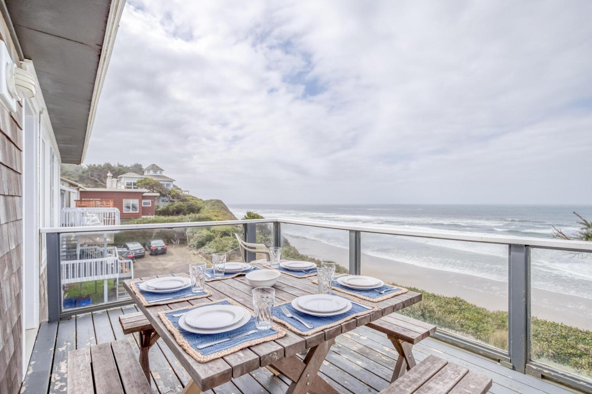 Above The Beach Lincoln City Exterior photo