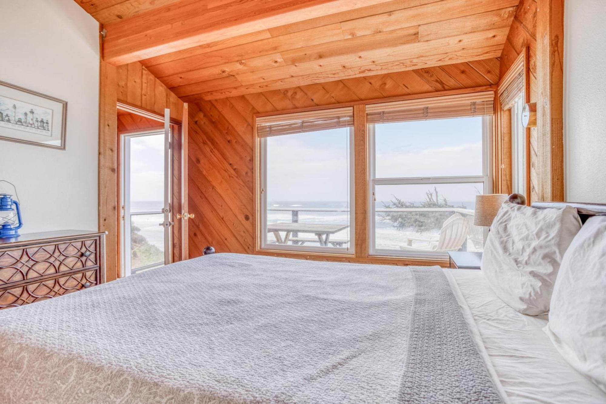 Above The Beach Lincoln City Exterior photo