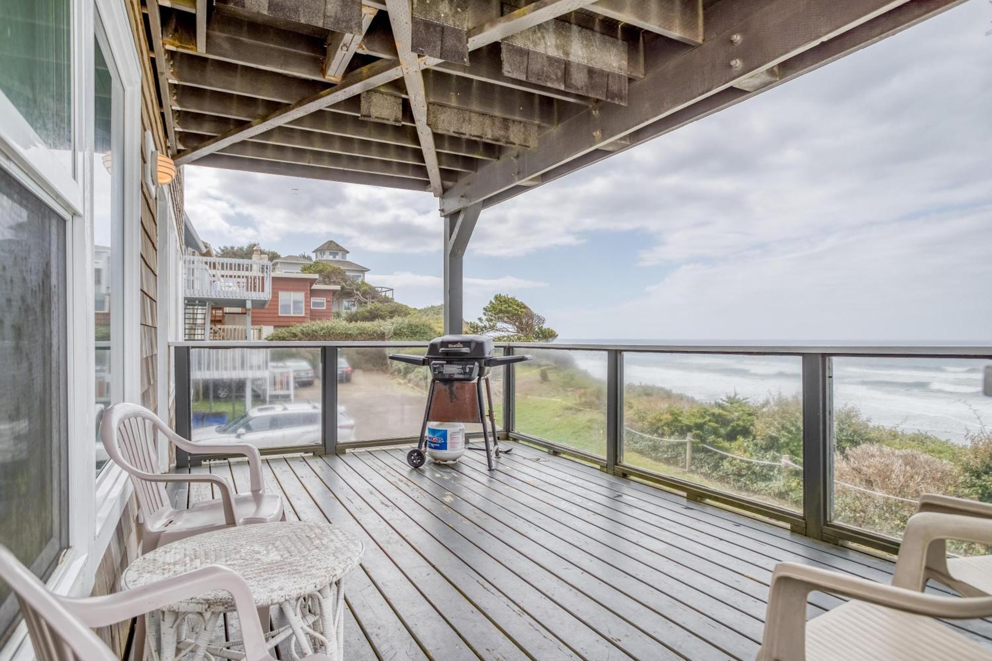 Above The Beach Lincoln City Exterior photo